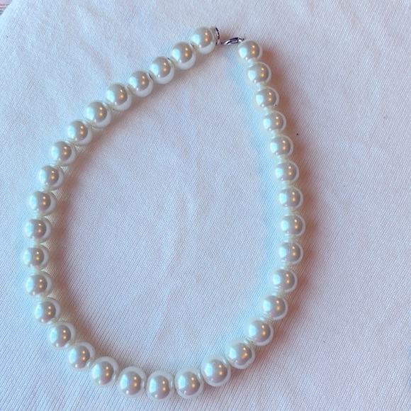 Black and white beads necklaces - Picture 2 of 5